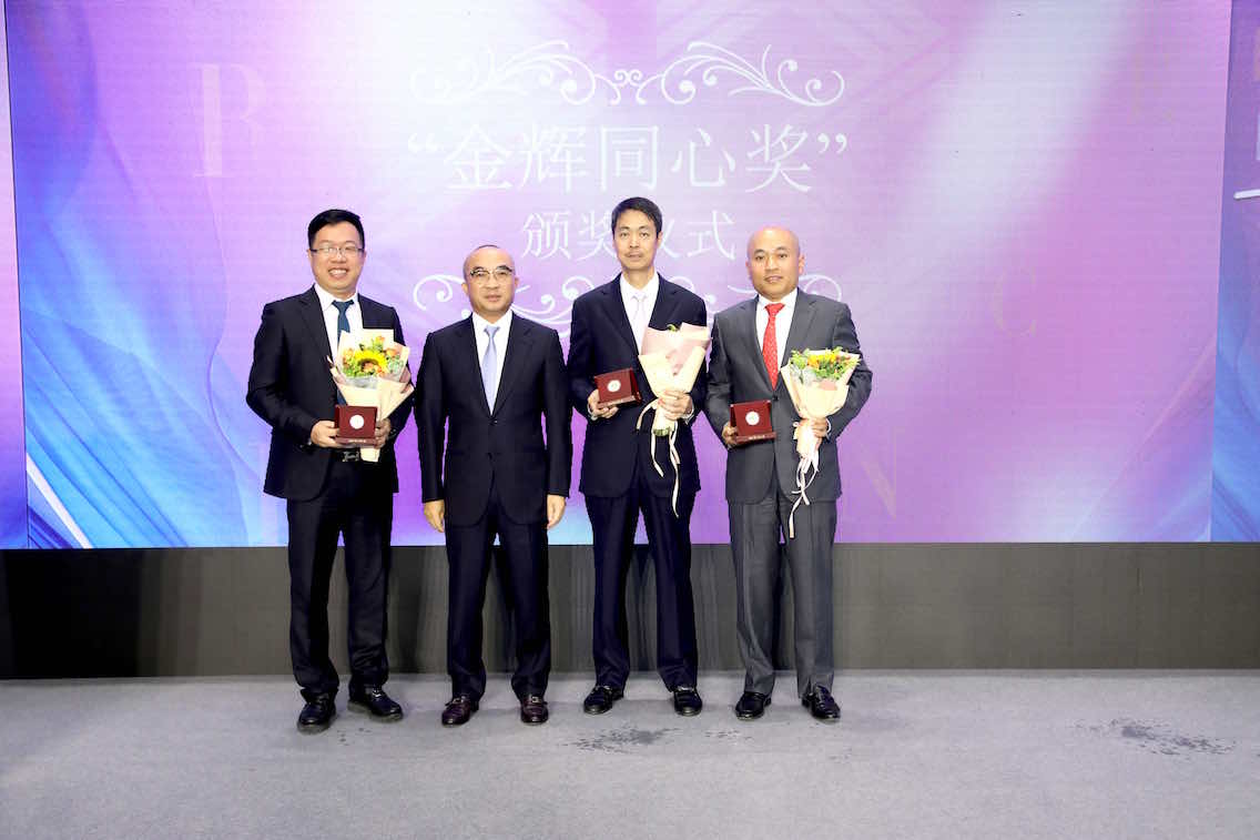 林定強先生與集團(tuán)執(zhí)行總裁林宇先生為獲獎代表頒獎